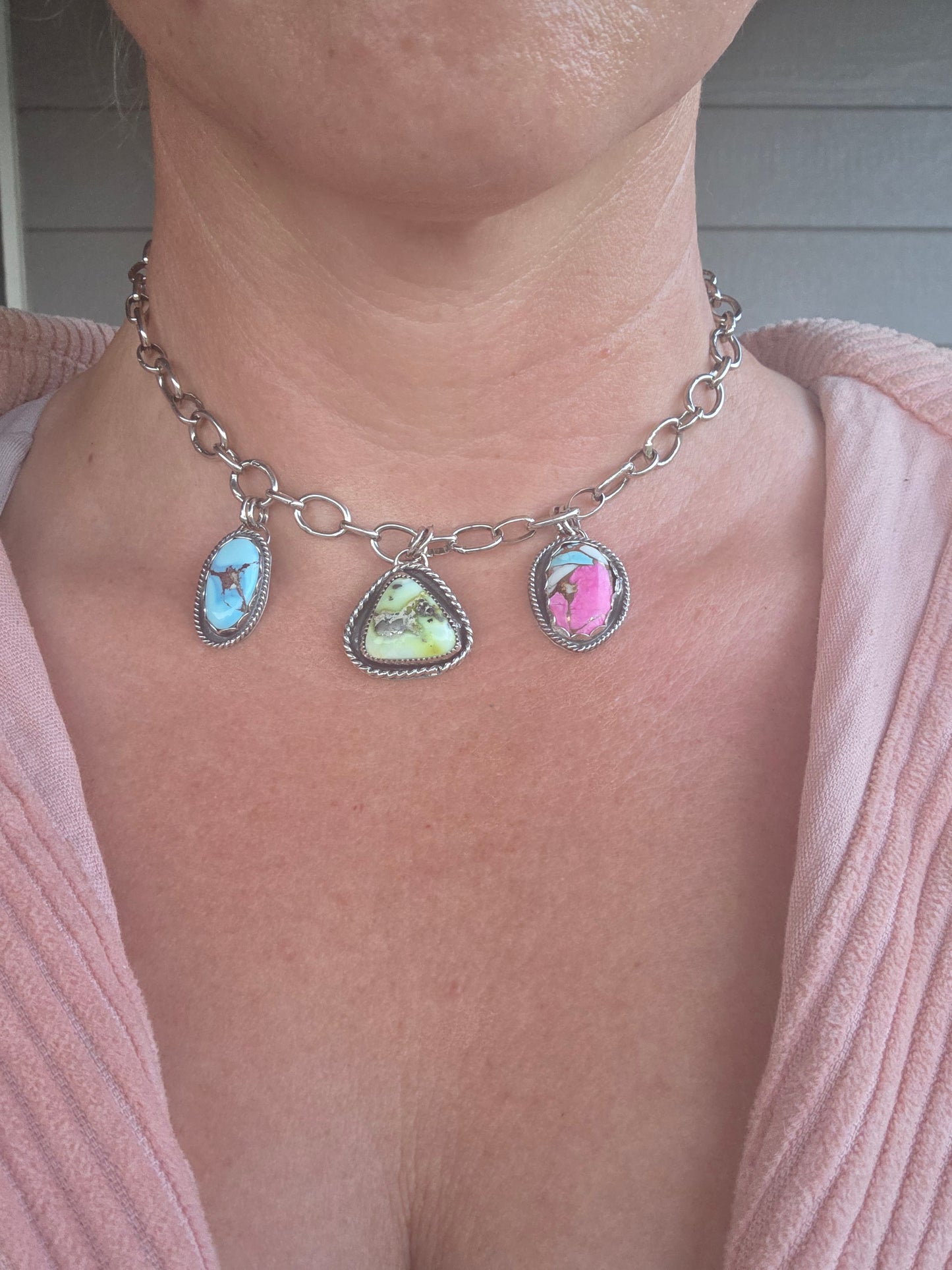 Choker Charm• Cotton Candy• Golden Hill• Palomino 16 inches