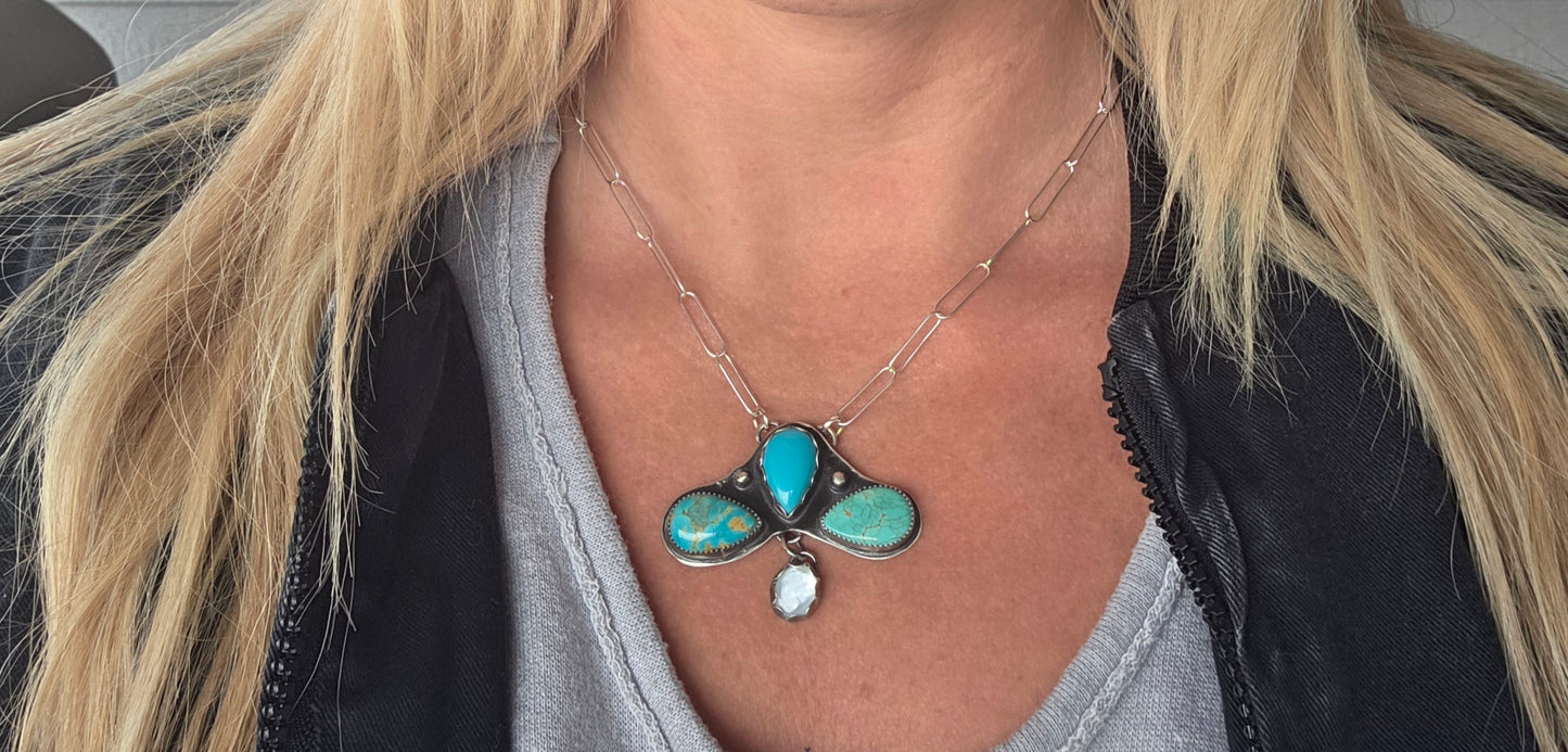 Chilean Turquoise & Mother of Pearl 17 inches-can be adjusted shorter